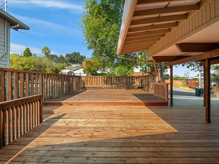 2209 Thurm Ave — Photo 24