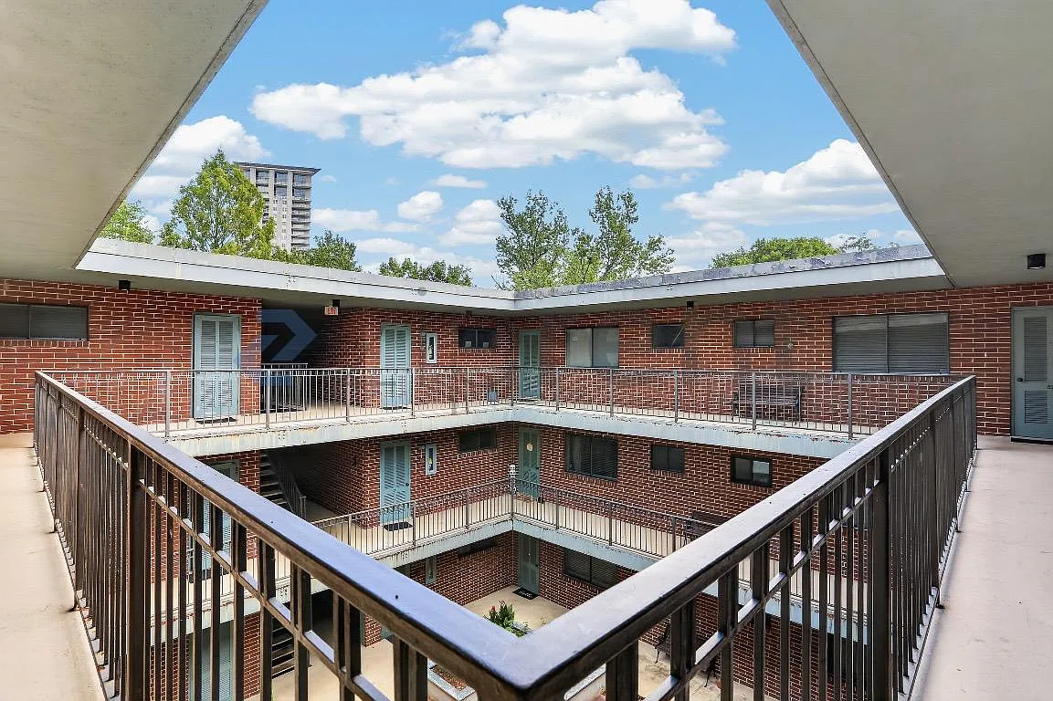 2 bed, 1.5 bath, 980 sqft, $2,000 — Photo 1