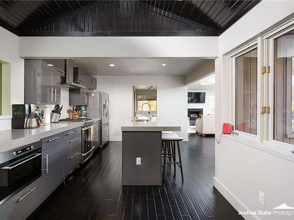 4th image of 1022 E Trust St