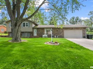 13 Holiday Ln, Riverton, IL 62561
