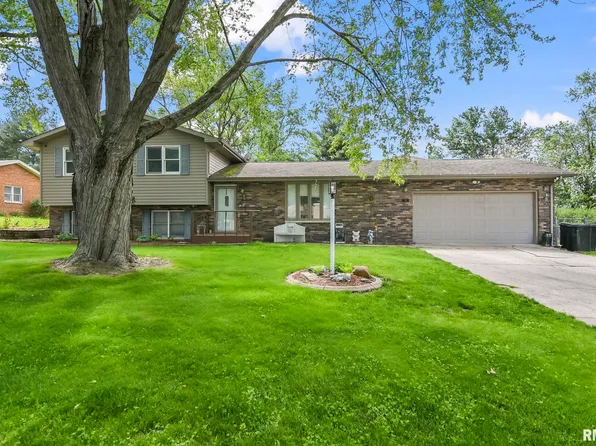 13 Holiday Ln, Riverton, IL 62561