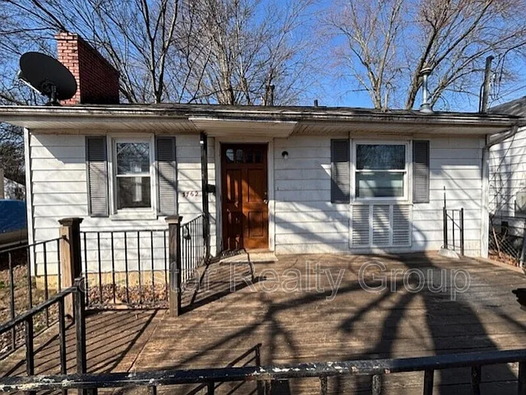 3762 Parthenia Ave — Photo 2