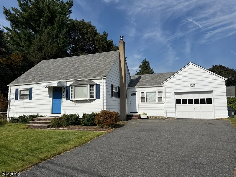 3 bed, 1.0 bath, 1317 sqft, $3,000 — Photo 1