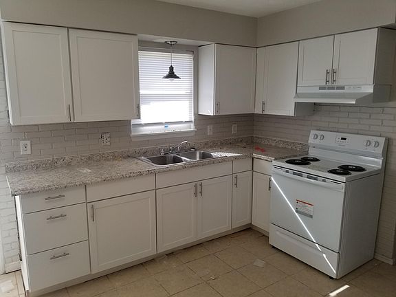 3rd image of 301 Foxwood Dr