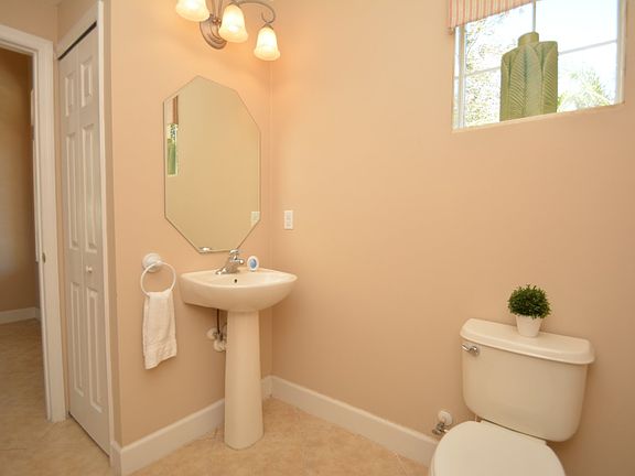 4th image of 204 S Riverwalk Dr