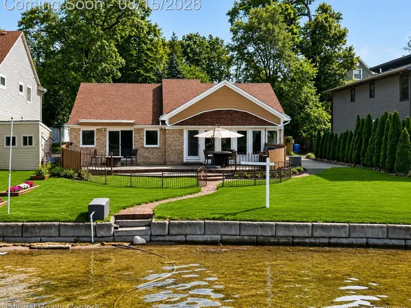 560 Black Oaks Trl, Howell, MI 48843