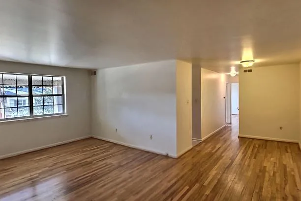 West End Manor — Photo 4