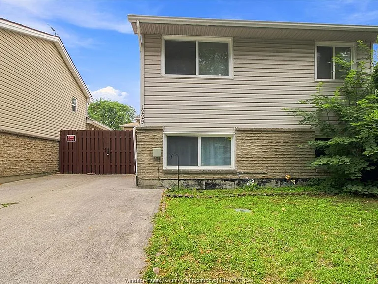 1229 Arncliffe Place — Photo 1