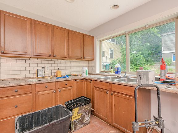 4th image of 630 5th St SE