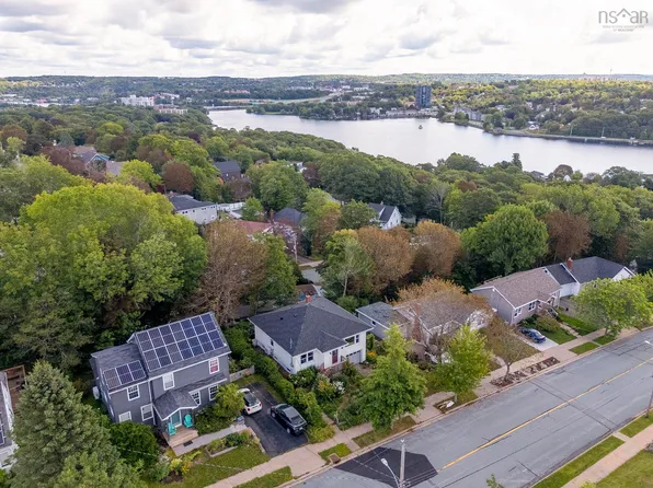 24 Crichton Park Rd, Dartmouth, NS B3A 2N8