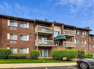 940 N Lakeside Dr, Vernon Hills, IL 60061