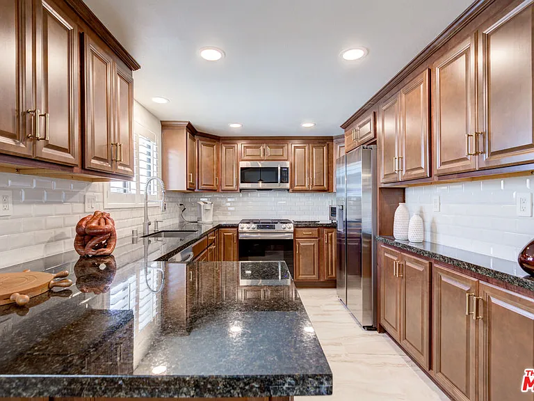 1106 Loma Dr — Photo 8