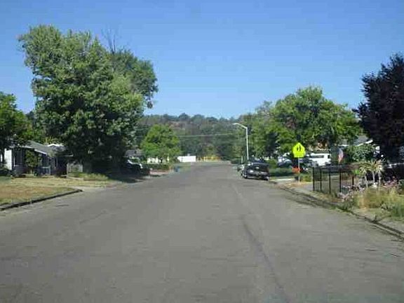 Exterior Neighborhood (street photo)