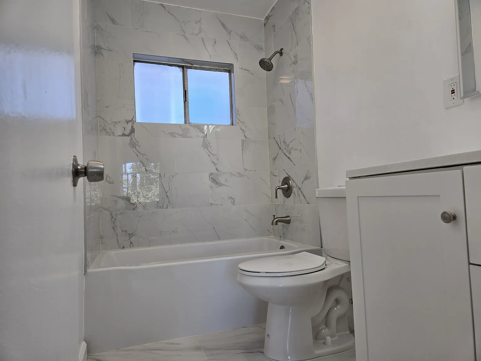 10228 Doty Avenue - 3 — Photo 4