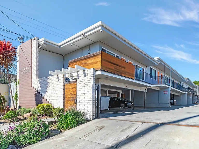 401 E Poplar Avenue — Photo 16