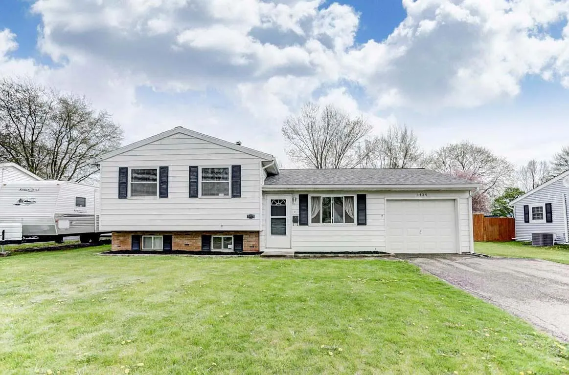 1429 Plantation Dr photo 1