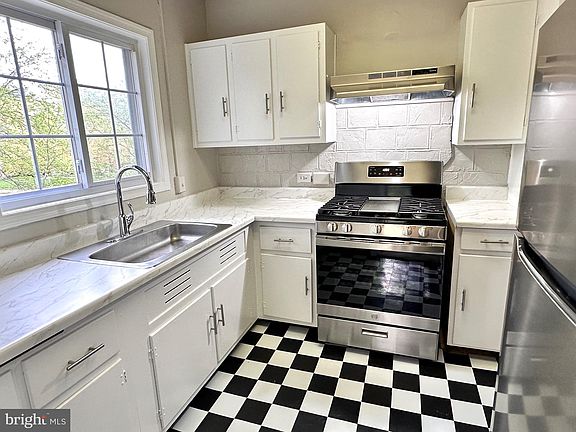 5th image of 1146 Valley Dr