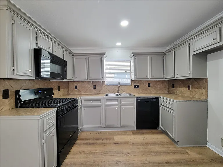 3658 Villa Glen Dr — Photo 2