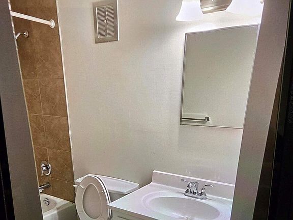 3rd image of 746 Laflin St #7019406b4