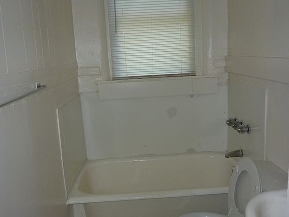 2nd image of 410 W 35th St APT 19