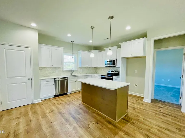 201 E Sillinger Dr — Photo 10