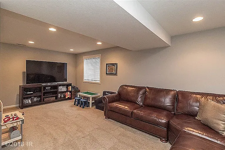 3 bed, 2035 sqft, $2,500 — Photo 3