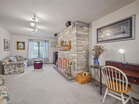 4th image of 10 Heritage Dr Unit A
