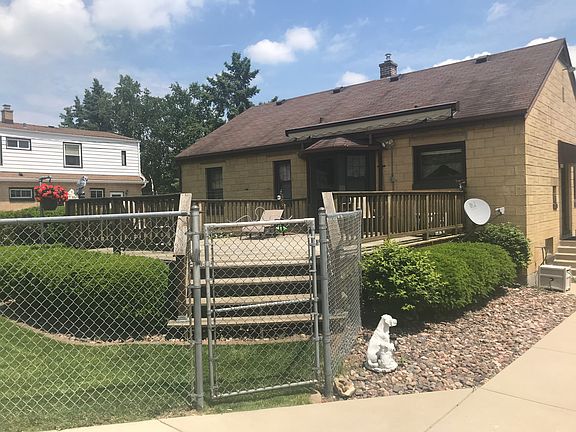 Lg fenced yard. Elec awning