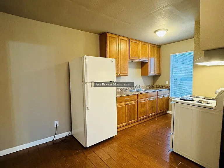 Pine Shadows Duplex Apartments — Photo 12