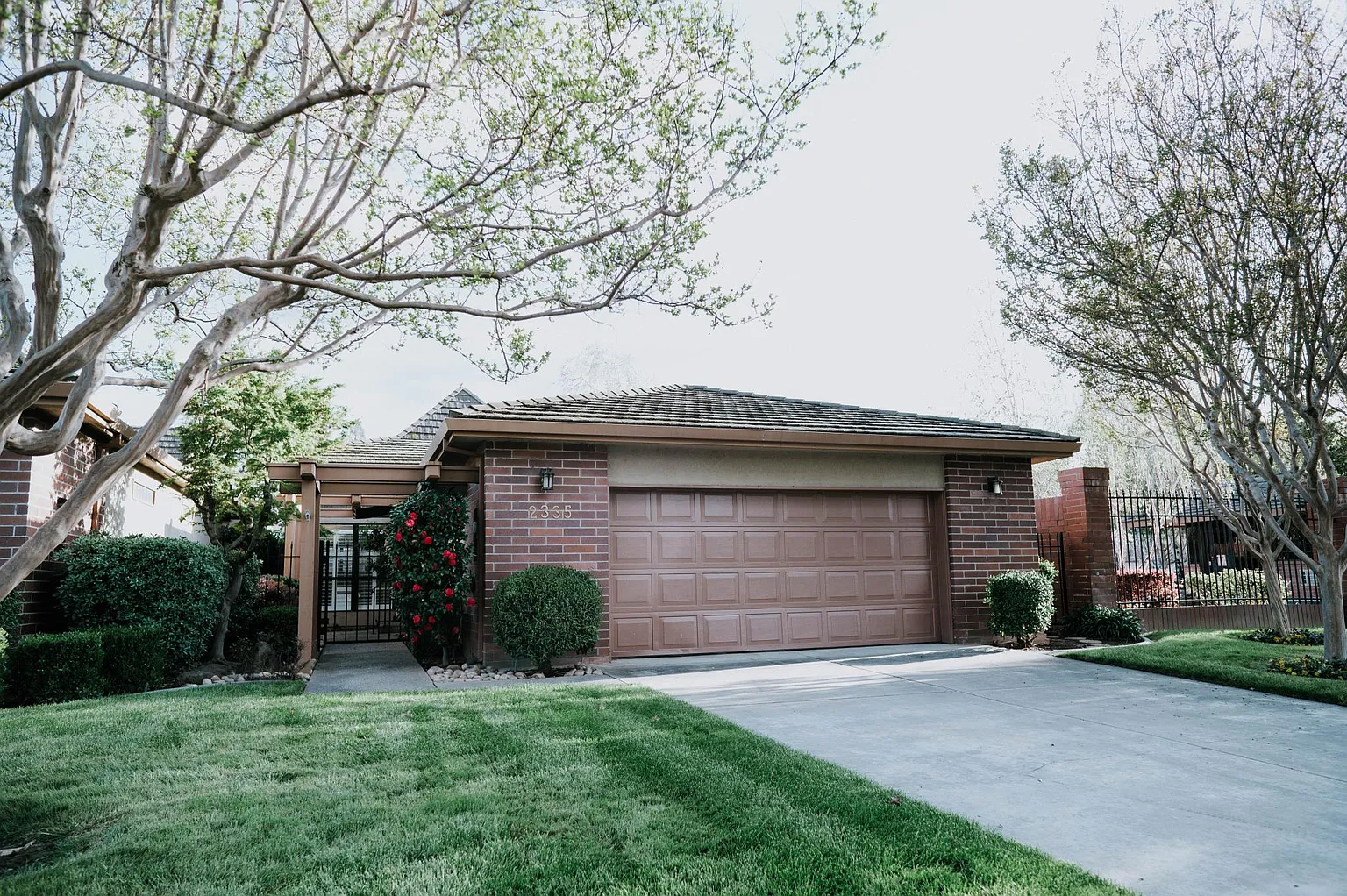 2335 Hyde Park Cir photo 1