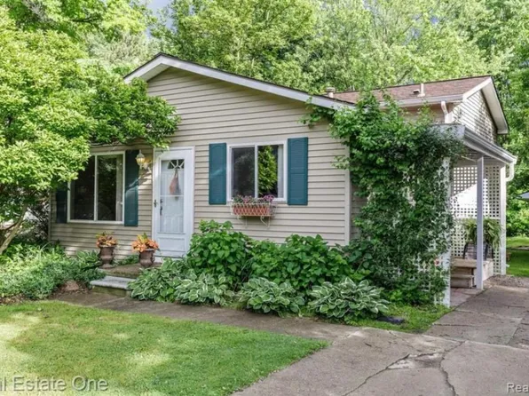 718 Miller Rd, Lake Orion, MI 48362