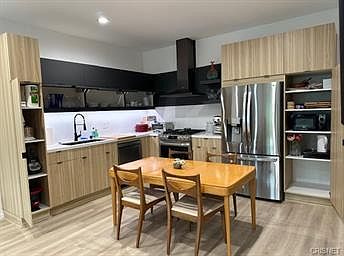 5th image of 19940 Calvert St #0