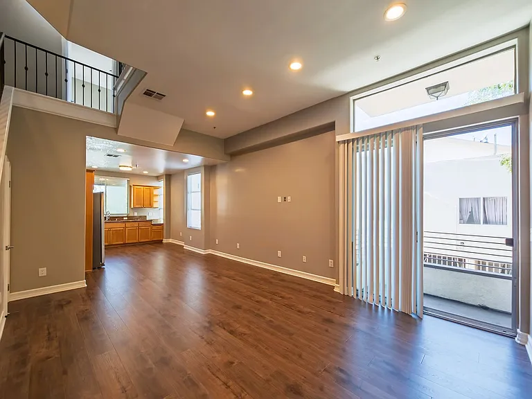 5237 Willowcrest Ave — Photo 3
