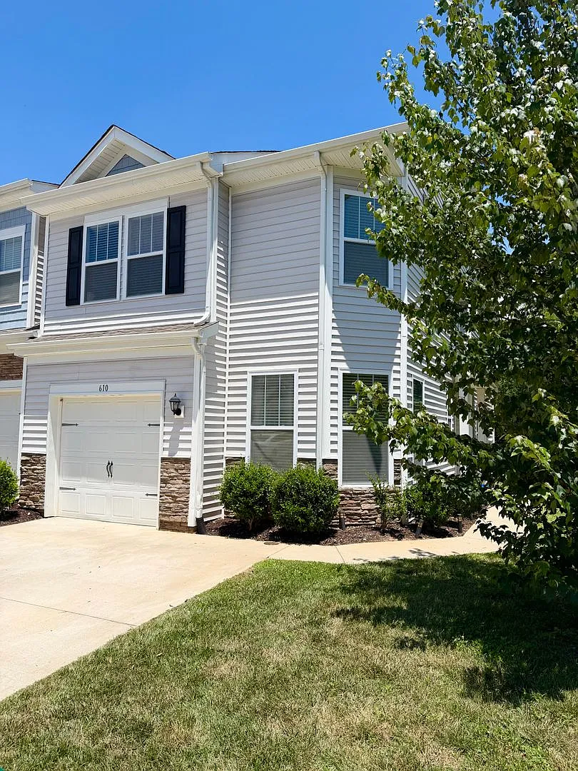 Spacious 3 Bedroom/ 2 Bath townhouse w/office for rent in Fountain Park, convenient Asheville loc... — Photo 2
