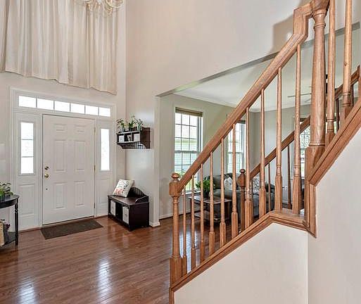 2 STORY FOYER WITH GLEAMING HARDWOOD FLOORS
