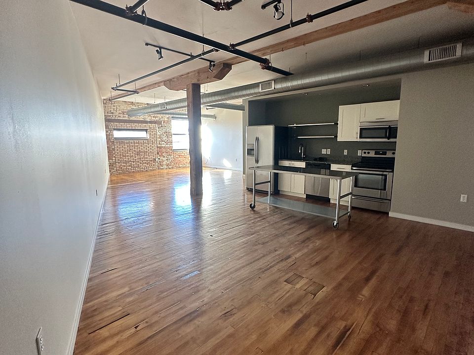 (photo of similar unit. Colors, finishes, fixtures, and ceiling height may differ.)