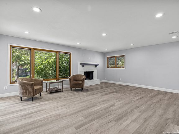 3rd image of 426 MAPLEWOOD LN
