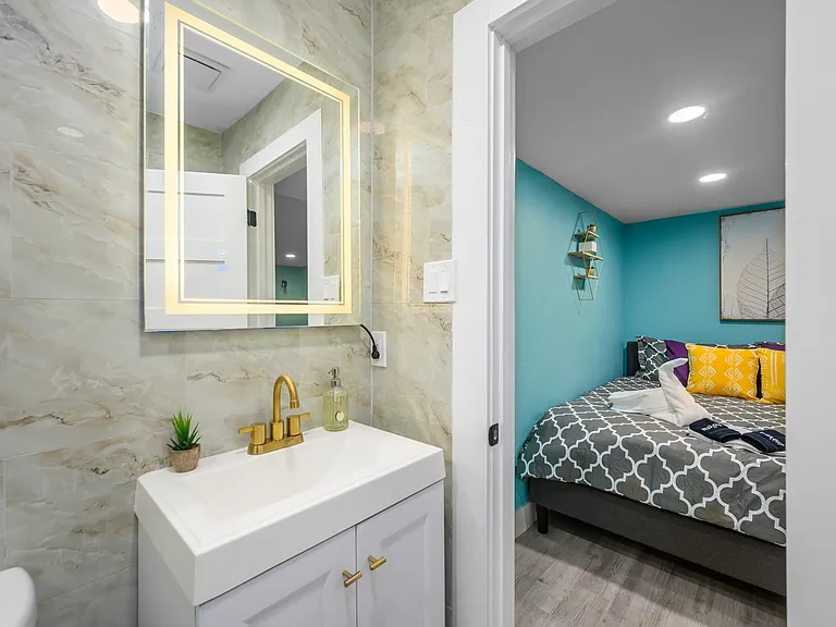 1118 Banks St #9 — Photo 7