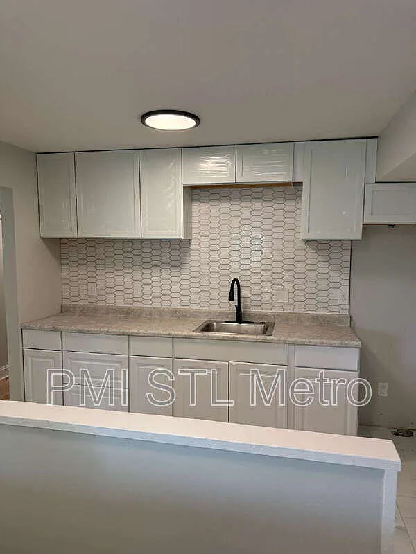 4 bed, 1.0 bath, 826 sqft, $1,525 — Photo 3