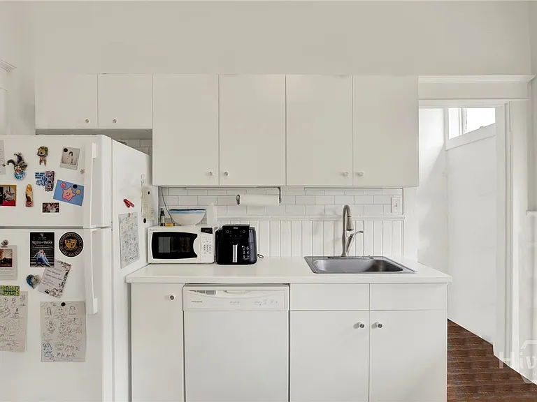 114 W Waldburg St — Photo 15