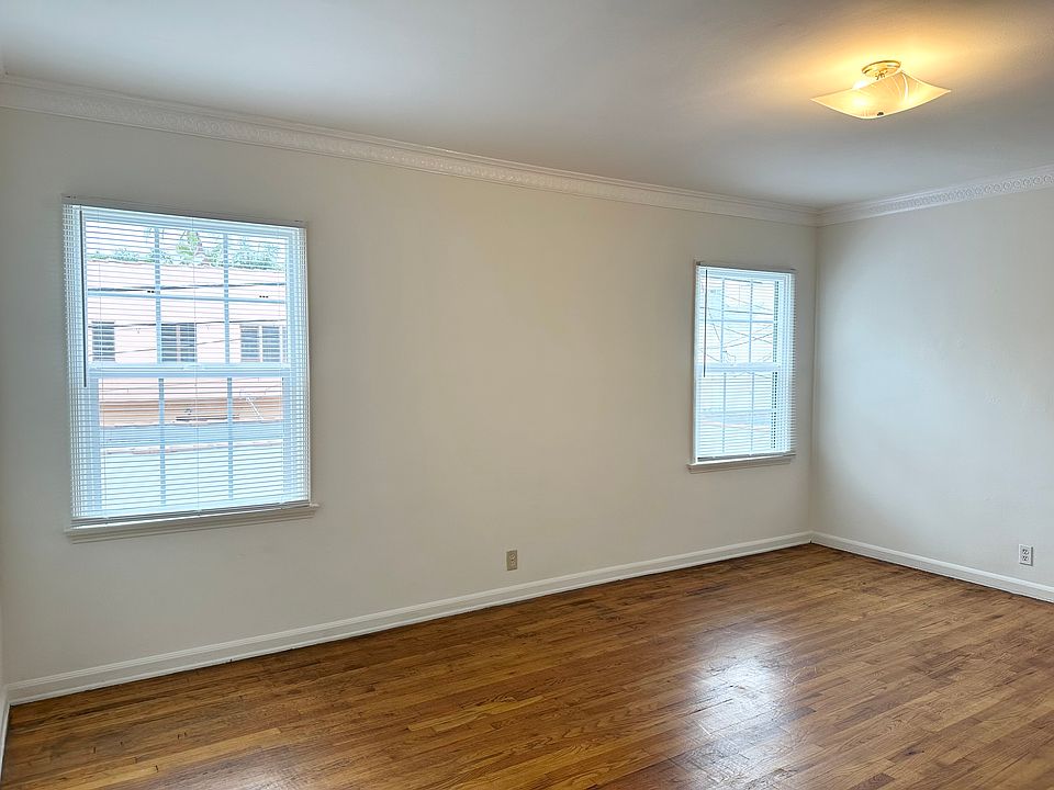 Livingroom with new windows and new blinds