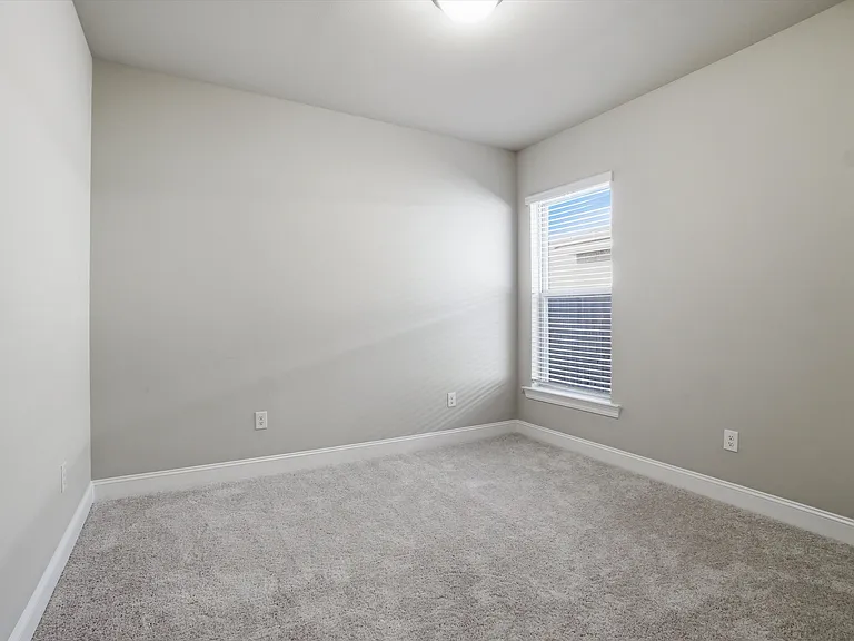 38428 Parliament Dr — Photo 10