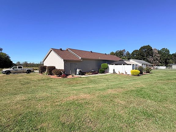 3rd image of 643 Shoal Rd