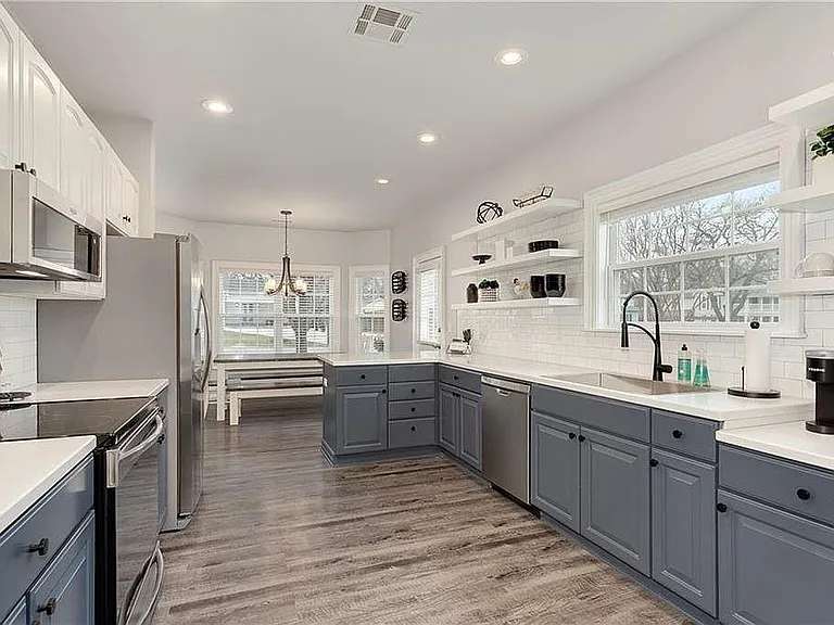 406 NW A St — Photo 3