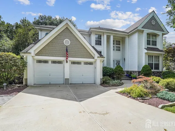 14 Dorchester Ct, Matawan, NJ 07747