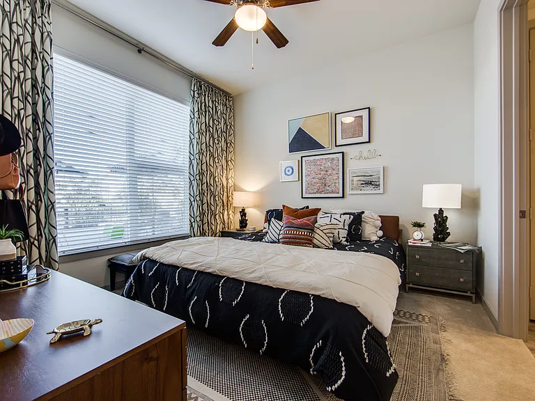 The Monarch Medical District Apartments — Photo 13