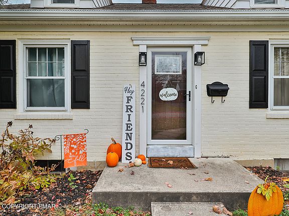3rd image of 4221 Windsor Dr