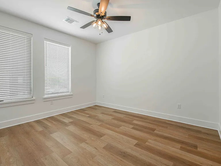 200 Live Oak St E — Photo 10