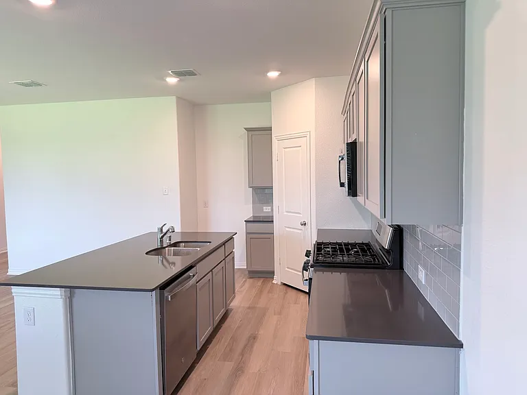 1833 Lake Grove Dr — Photo 11