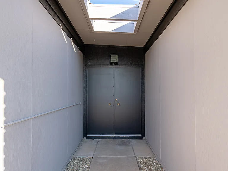 5010 W Beverly Ln — Photo 2